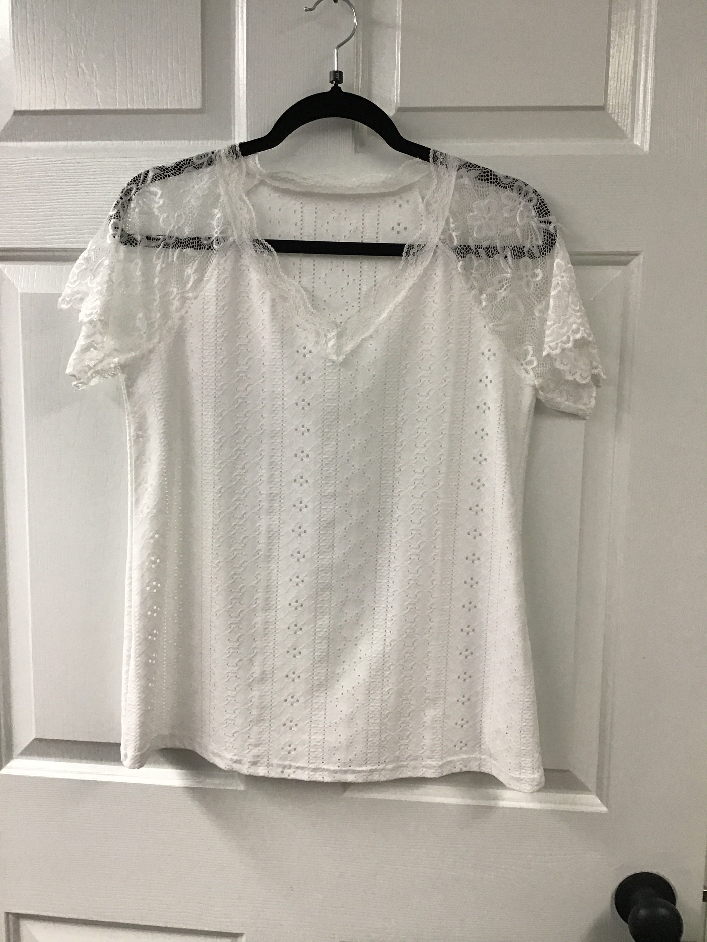 Women’s White Lace V-Neck Blouse – Short Sleeve Textured Top with Floral Crochet Detail