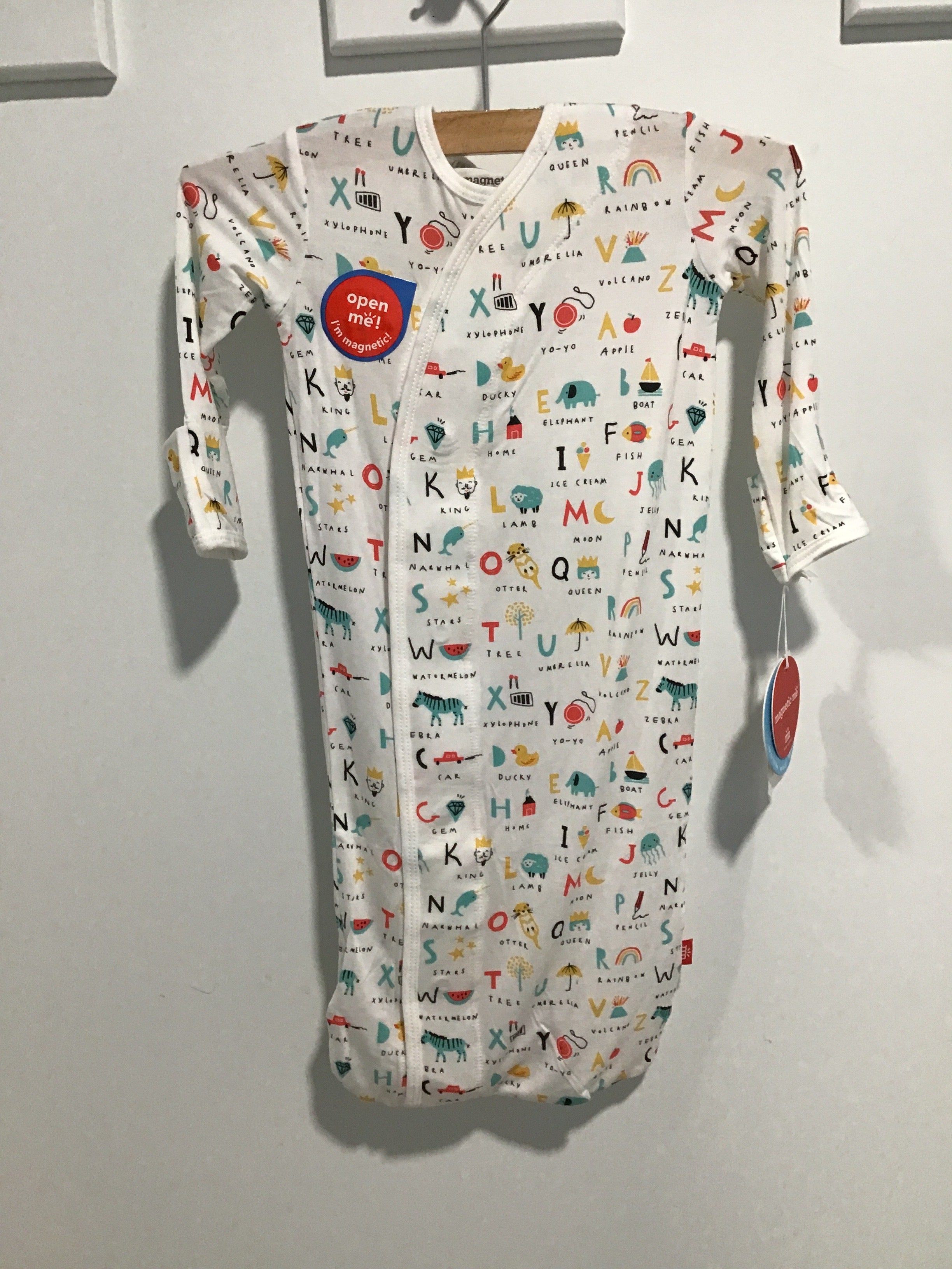Magnetic Alphabet Print Baby Gown Set – “ABC Love” Educational Infant Sleepwear with Foldover Mitts & Zipper Closure