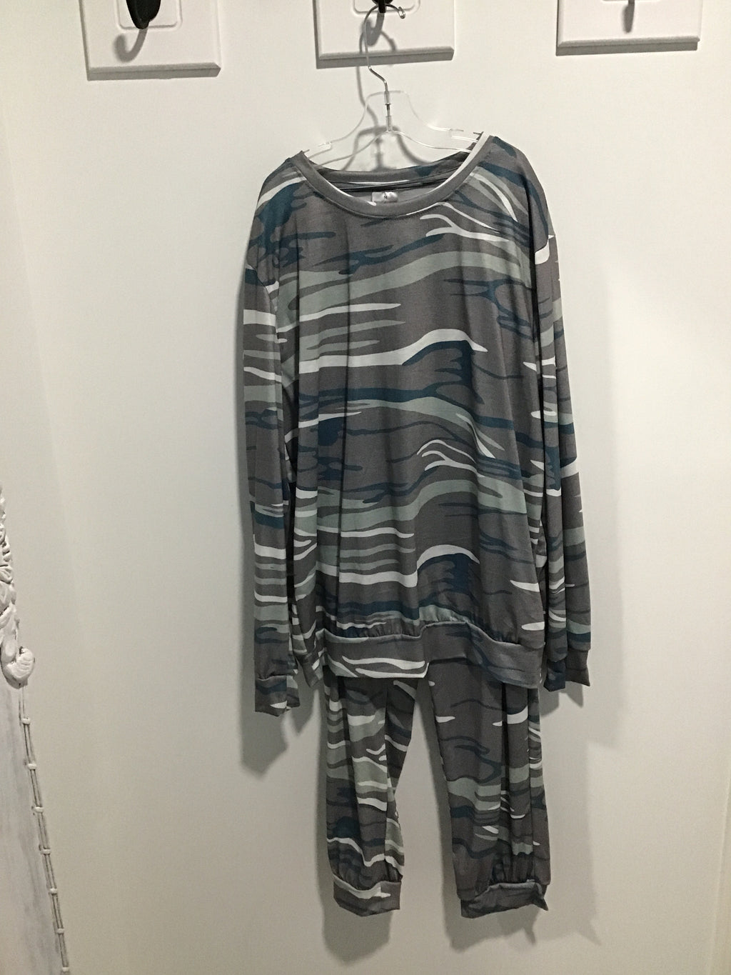 Mommy & Me Camo Lounge Jogger Set – Soft Matching Long Sleeve Top & Pants in Blue-Grey Streak Print