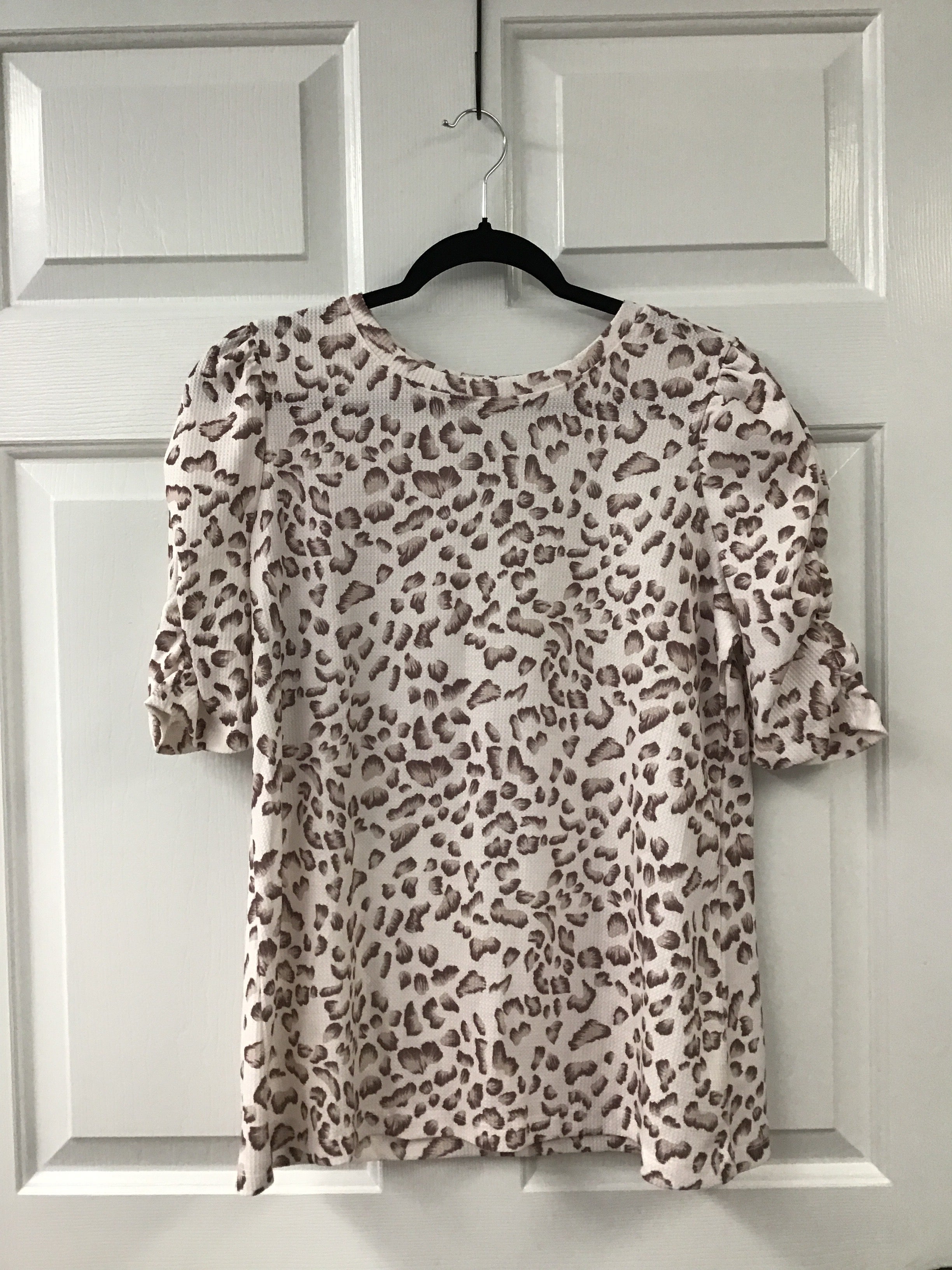 Women’s Textured Leopard Print Ruched Tee – Short Sleeve Beige Animal Pattern Top with Stretch Fit