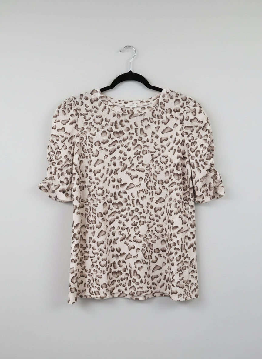 Women’s Textured Leopard Print Ruched Tee – Short Sleeve Beige Animal Pattern Top with Stretch Fit