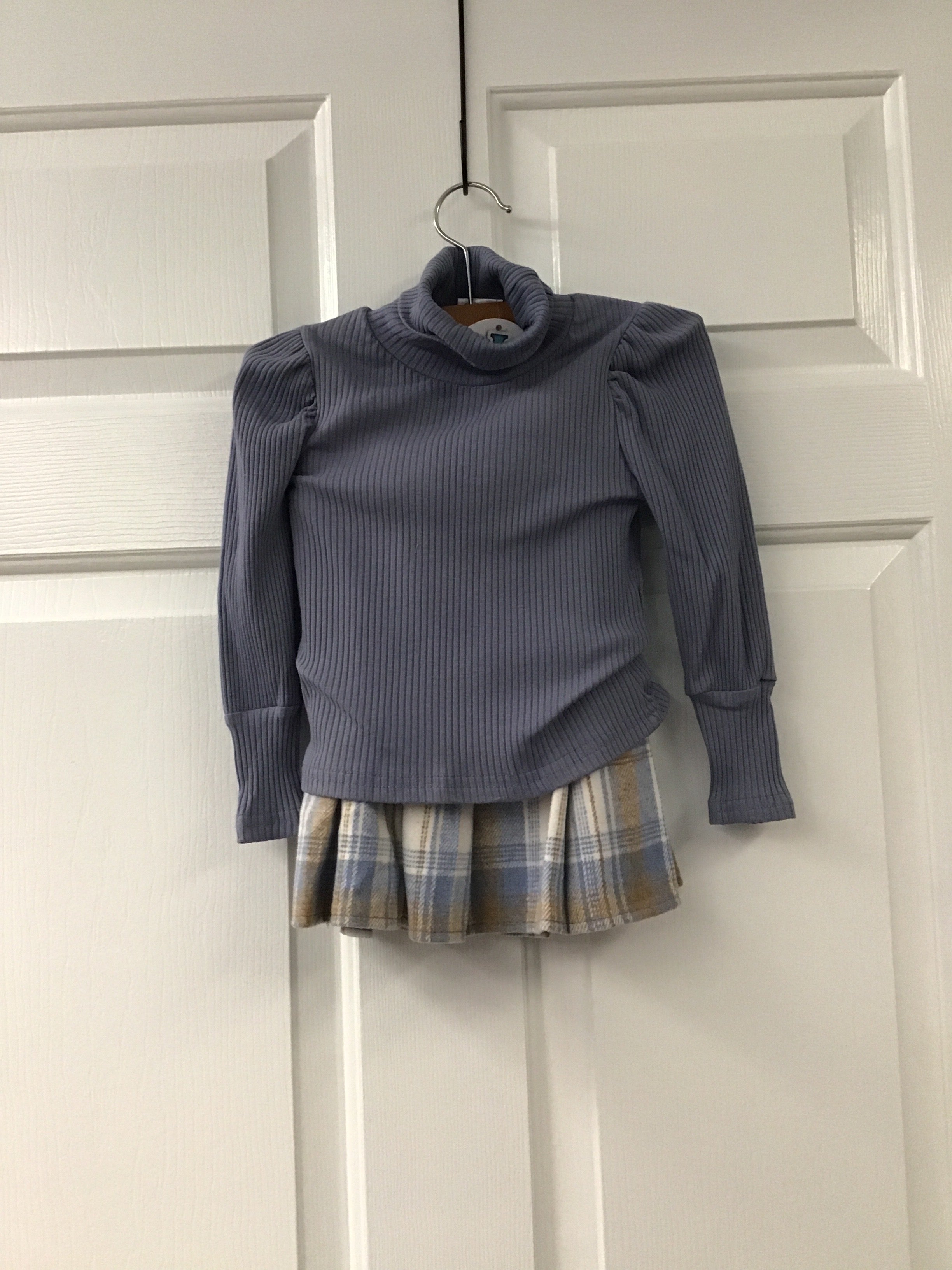 Blue Girls’ Ribbed Turtleneck & Pleated Plaid Skirt Set – Cozy Two-Piece Outfit for Fall & Winter& Plaid Skirt Set