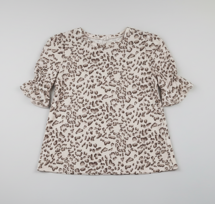 Women’s Textured Leopard Print Ruched Tee – Short Sleeve Beige Animal Pattern Top with Stretch Fit