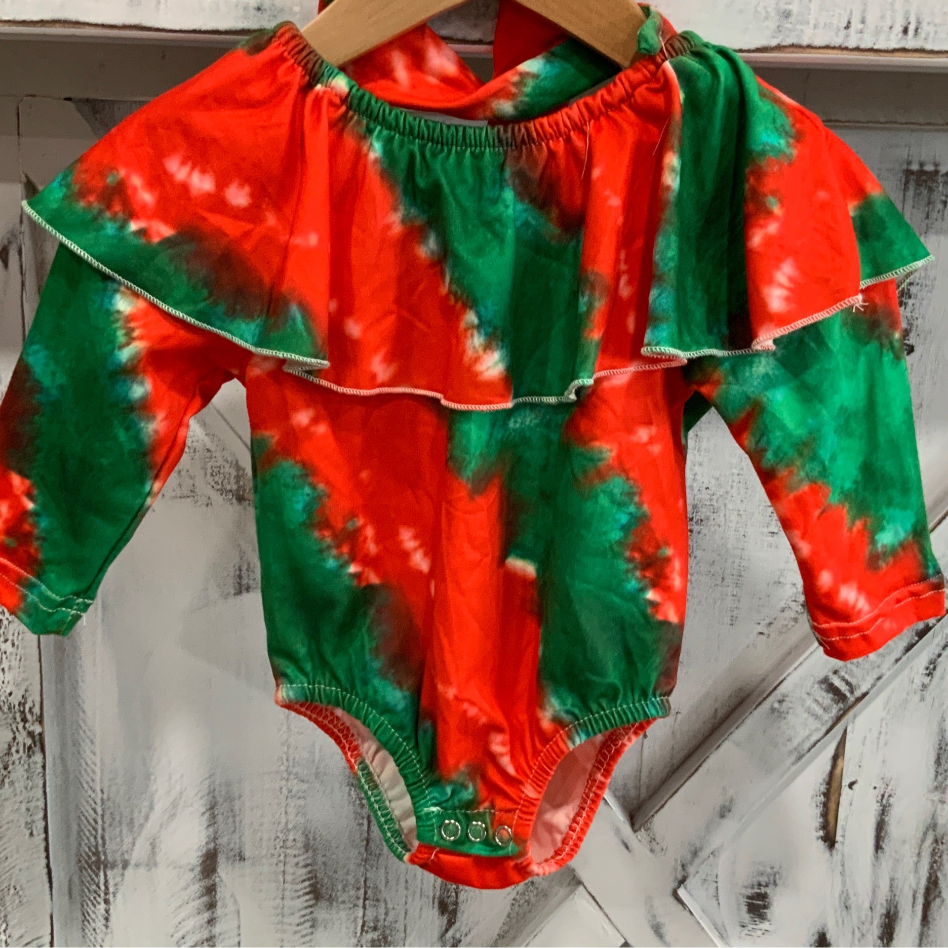 Girls Red & Green Tie-Dye Romper with Headband – Ruffle Shoulder Holiday Outfit